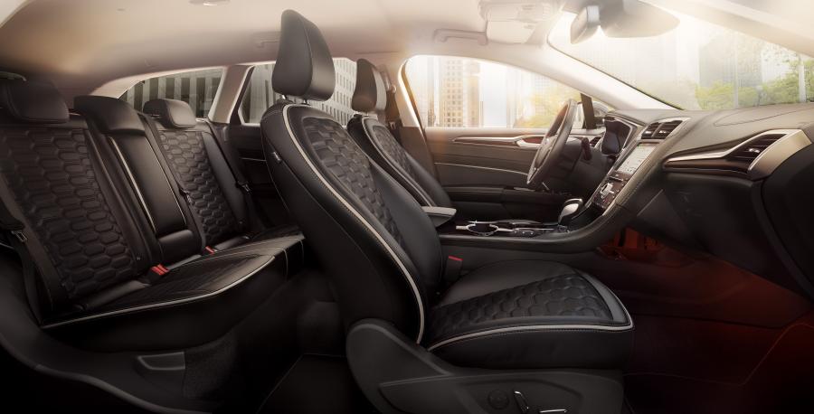Интерьер Ford Vignale Mondeo Hybrid Turnier 2019 года  (WW) (фото 2 из 15)